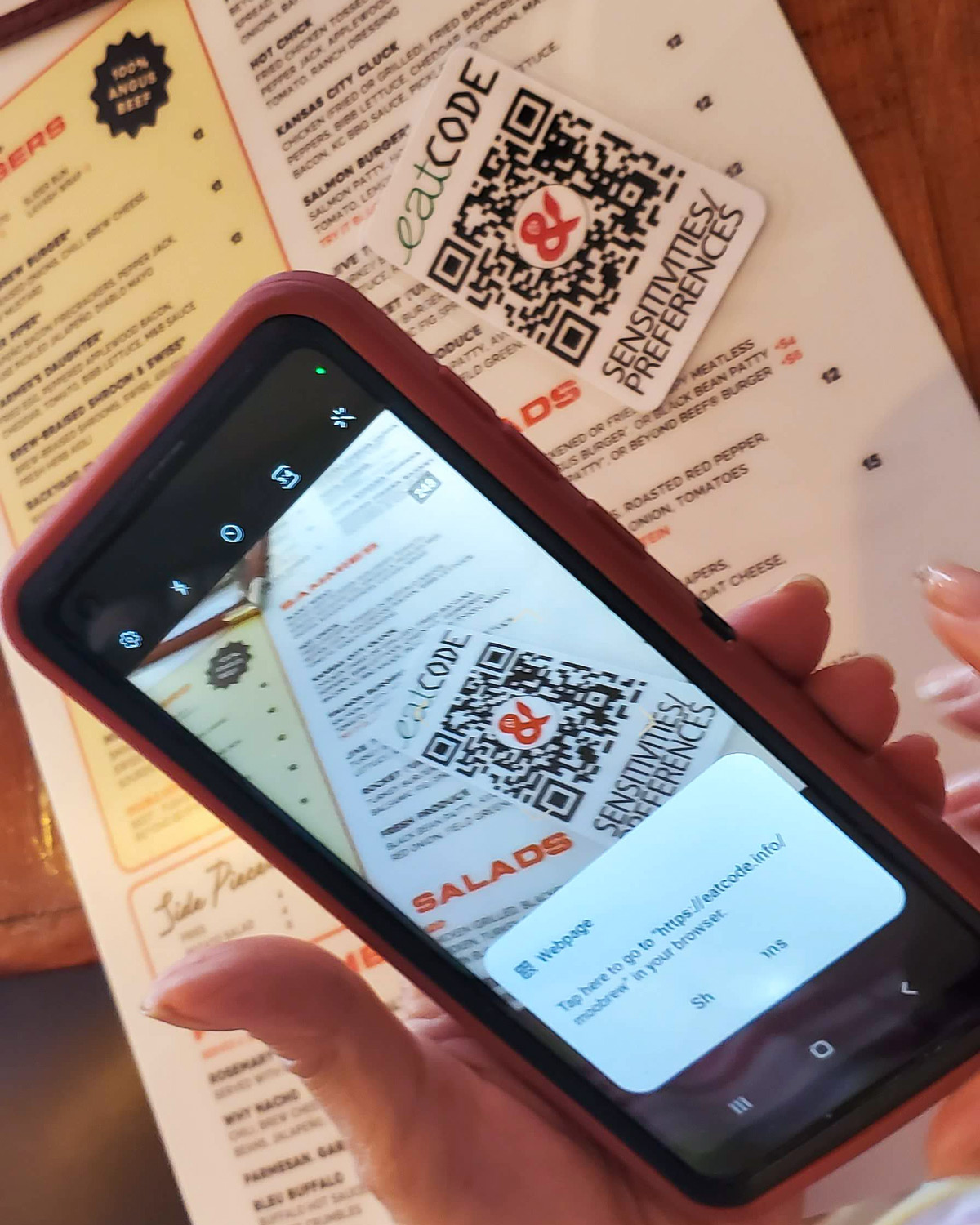Diner scanning EatCode menu with phone